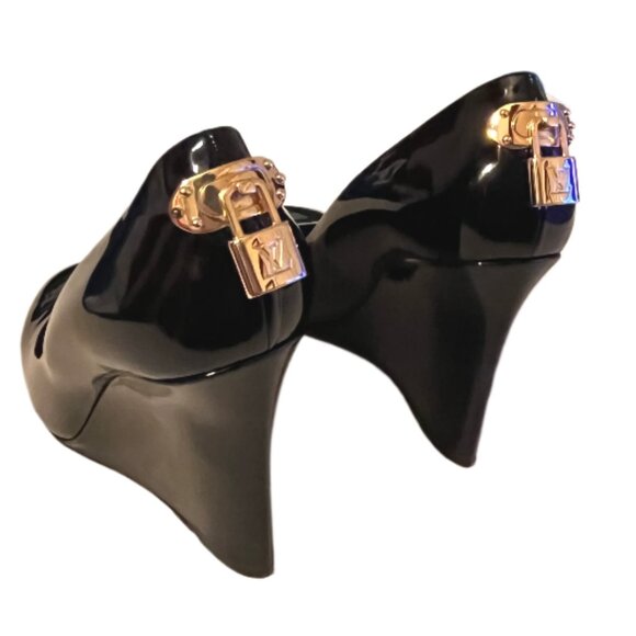 Louis Vuitton Black Patent Leather Gold LV Lock Wedge Pumps  Size 37.5 / US 7.5 - Picture 2 of 14
